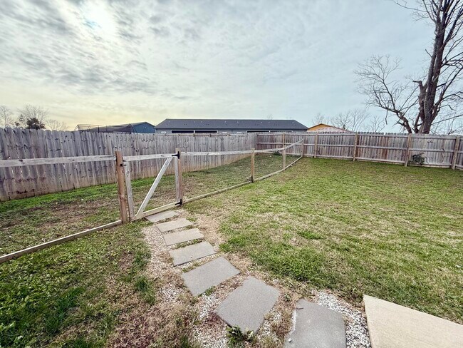 Building Photo - 633 S Southgate Dr