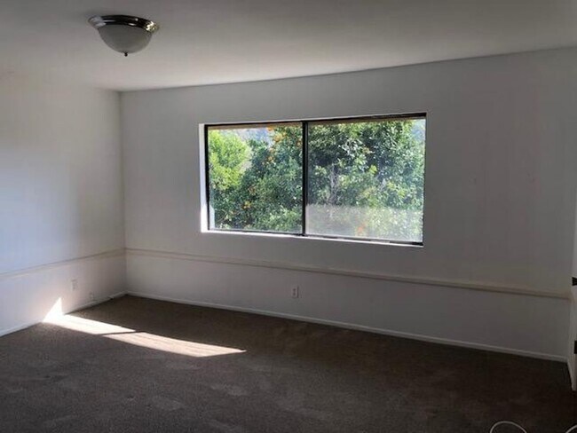 Building Photo - Oak View- Spacious Three Bedroom + Office Space