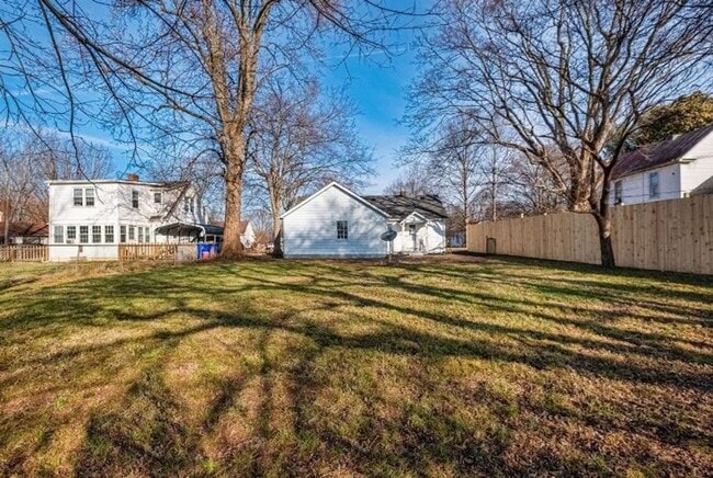 Building Photo - For Rent – 3-Bedroom Home with Basement & ...