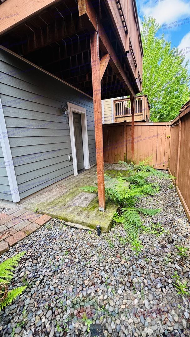 Building Photo - Bright and Spacious Fircrest Townhome in U...