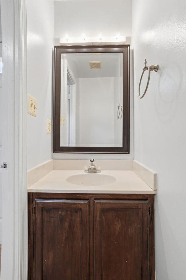 Building Photo - Welcome home to this charming three-level townhouse in the heart of Springfield!