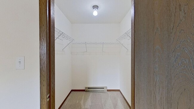 Building Photo - Lower 2 Bedroom 1.5 Bathroom Apartment Available