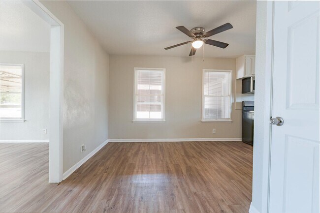 Building Photo - 875 Utopia Ln