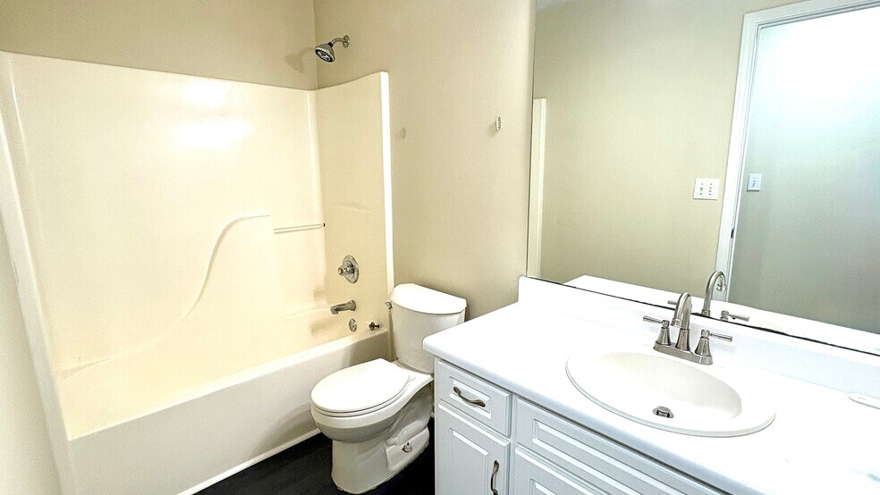 Building Photo - 2336 Pettit Dr