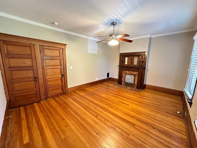 Building Photo - Hunter Ave 1045-1047 GW2