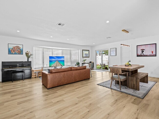 Building Photo - Coastal Elegance Awaits! Stunning 5-Bedroom Home in Prime Fort Lauderdale Location