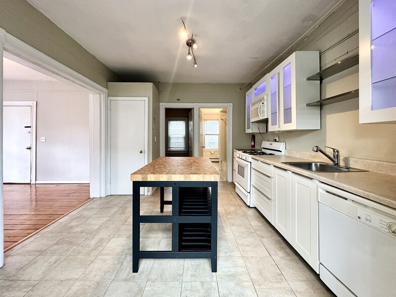 Building Photo - 48 America St