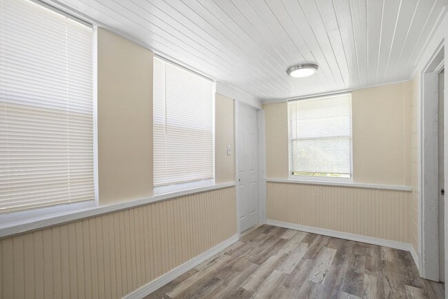 Building Photo - Won't Last! Apply NOW!  App fee REDUCED $25 ASAP $1995 3br/1bath CUTE House w/ HUGE YARD *** Newl...