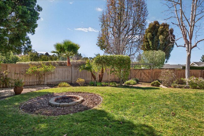 Building Photo - 1525 Fairway Dr