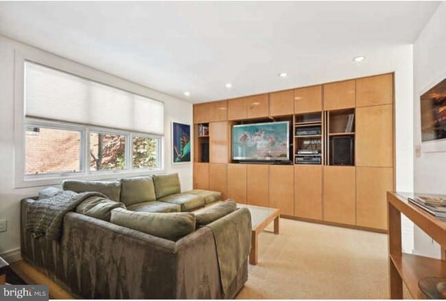 Building Photo - 4527 Q Pl NW