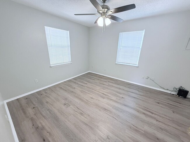 Building Photo - 2/2 House 1 mile from campus and the square