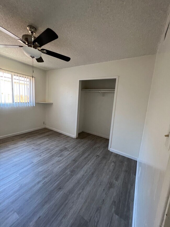 Building Photo - 5 bed 3 bath w/ large rooms and backyard