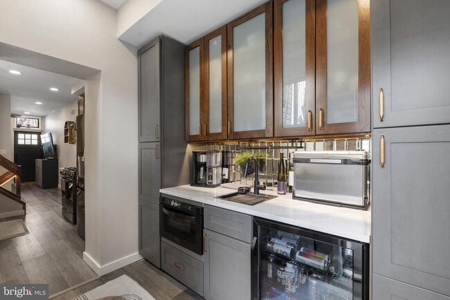 Building Photo - 526 E Thompson St