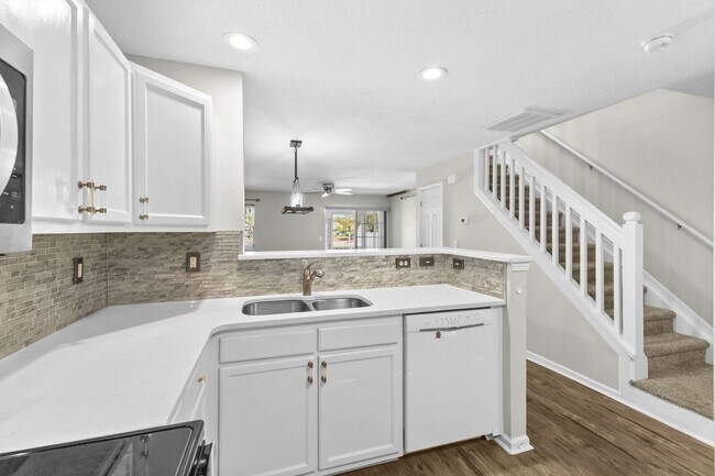 Building Photo - Charming Townhome with Water Views near The Market Common!