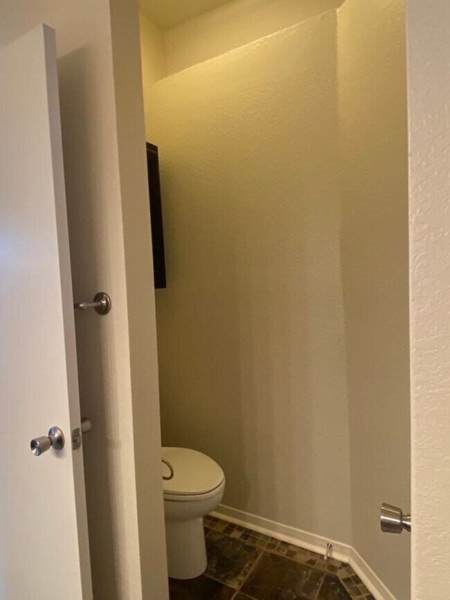 Building Photo - UPDATED 3 BEDROOM, EASY COMMUTE
