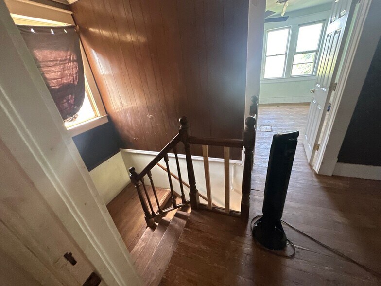 Building Photo - 805 S Hickory St