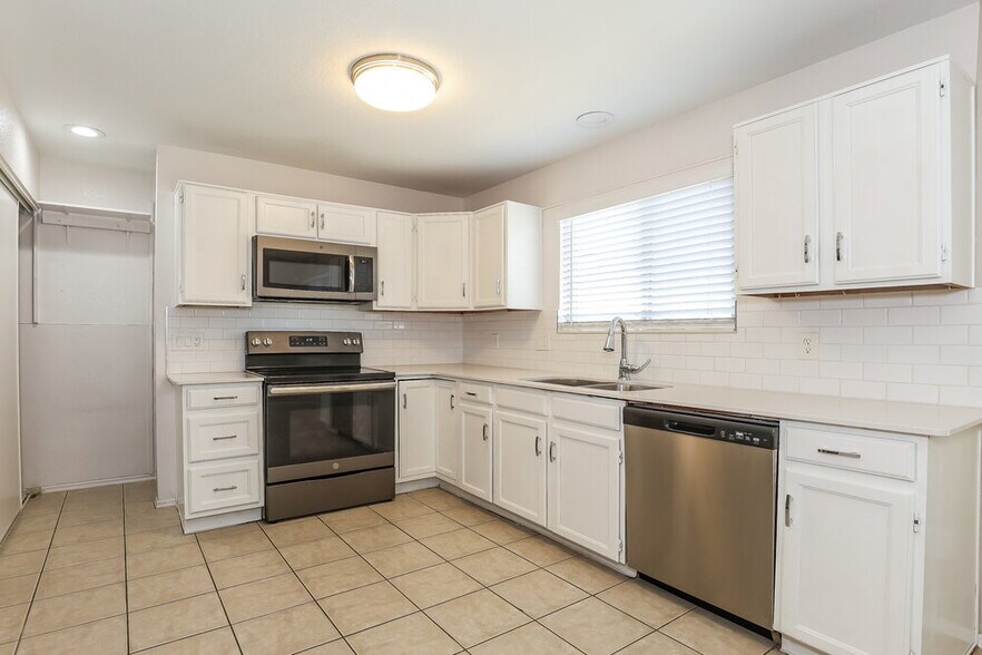 Building Photo - 4758 W Escuda Dr