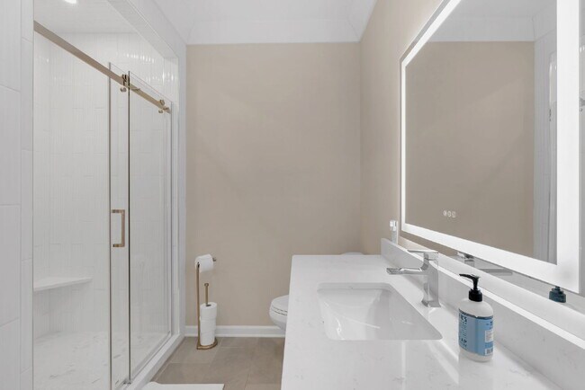 Building Photo - 2 Bedroom, 2 Full Bathroom Condo in a Gated Keowee Key Community