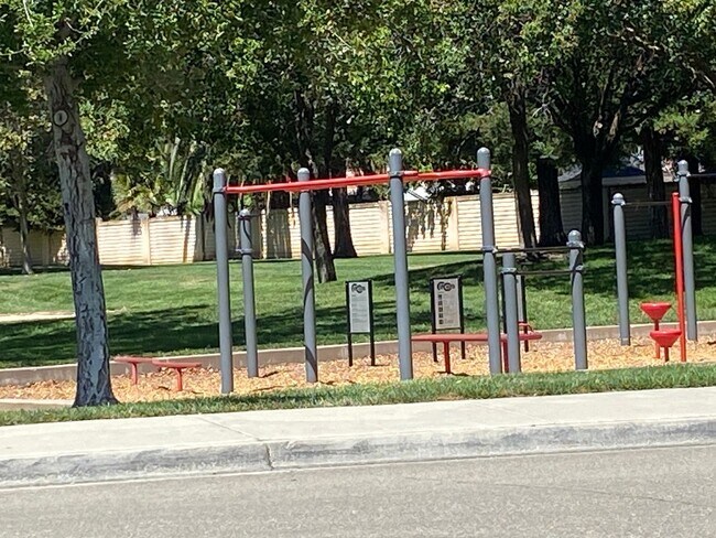 Building Photo - Pleasanton 3 Bd./2 Bath, Lots of Light, Top Rated Schools, Close to 580/680, Shopping & Restaurants