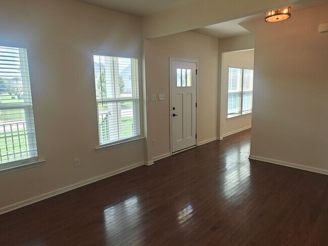 Building Photo - Large 4 bedroom home with recreational roo...