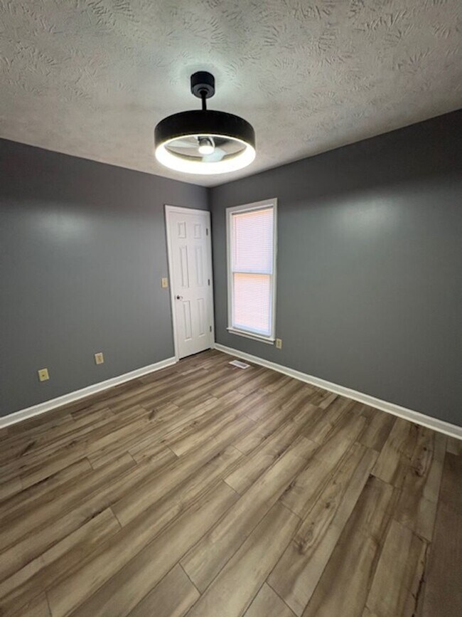 Building Photo - 504 Offing Dr