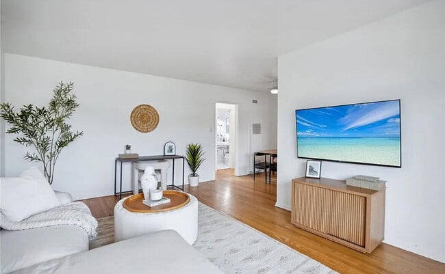 Building Photo - "Charming 1-Bedroom Santa Monica Retreat w...