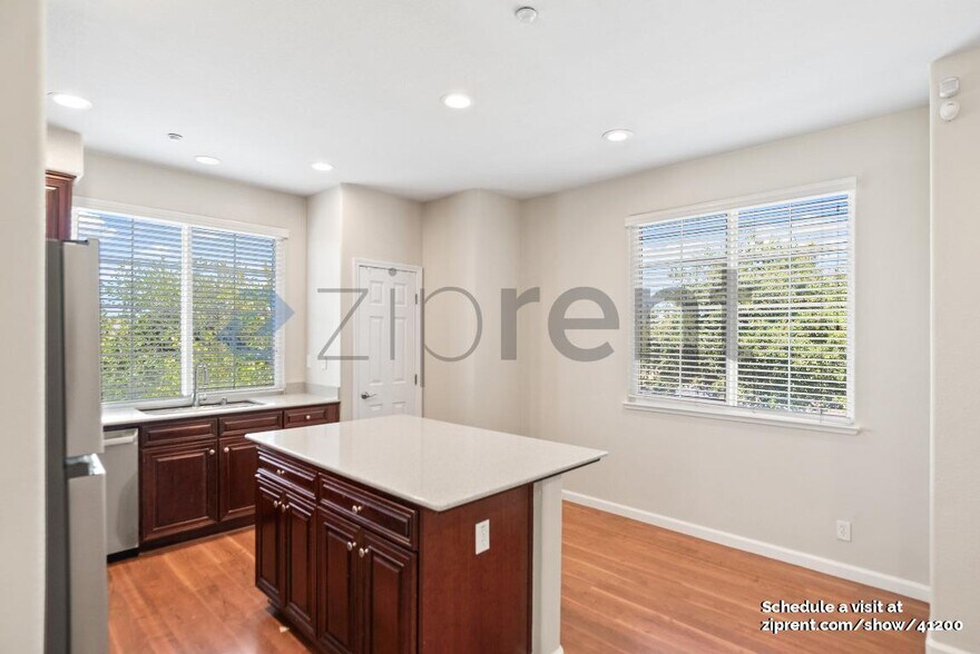 Building Photo - 1076 Sapphire Terrace