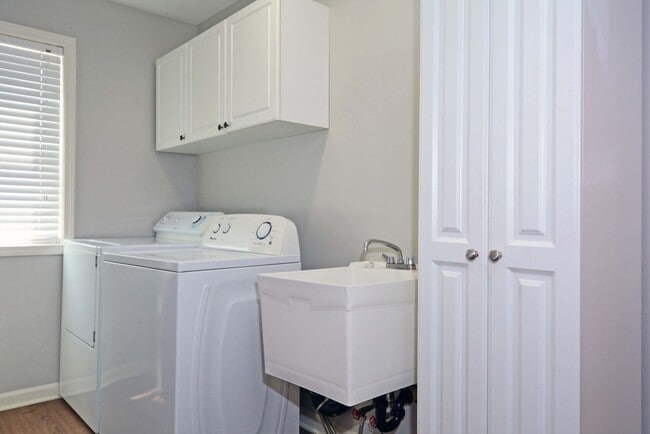 Building Photo - Spacious 5-Bed 3-Bath Home in South St. Paul - Available Now!