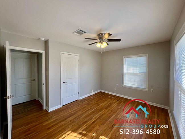 Building Photo - Available NOW: Beautifully Remodeled 3/1.5...