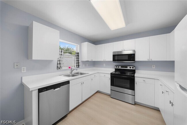 Building Photo - 15624 Sunny Crest Ln