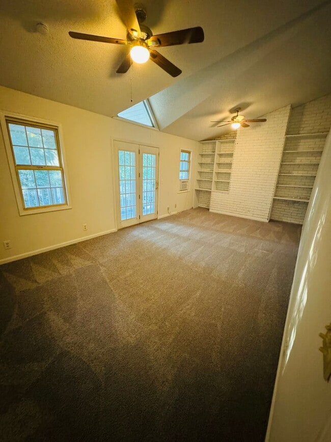 Building Photo - Stunning 8 bedroom House In Fantastic Neig...