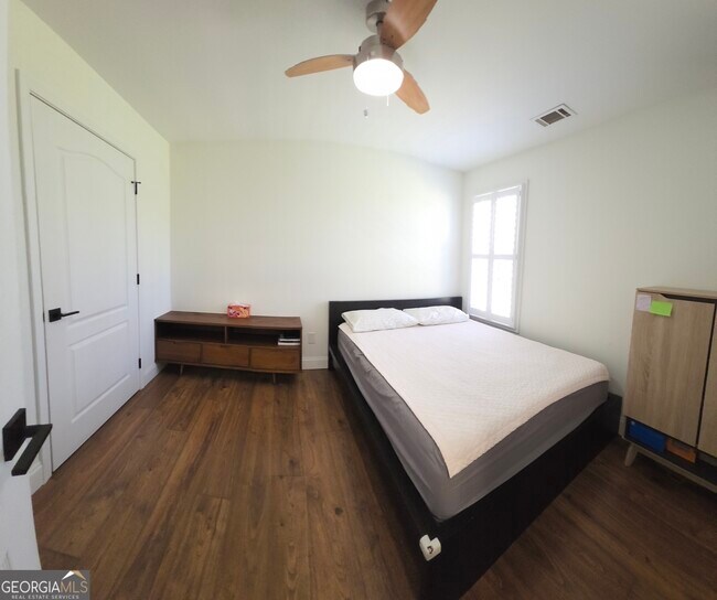 Building Photo - 1121 Vanessa Ave