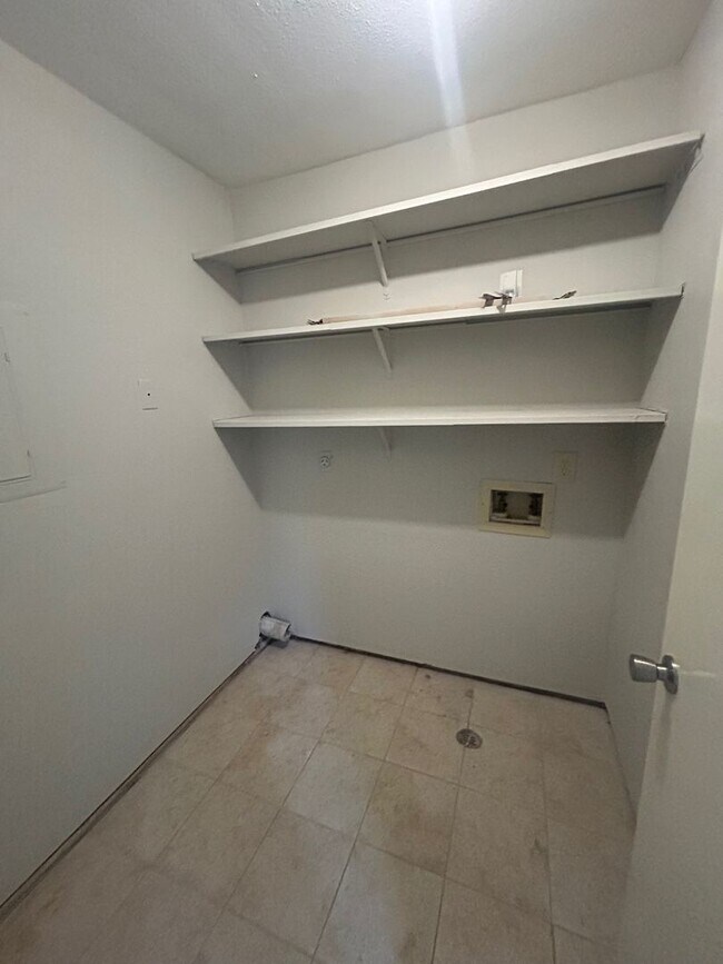 Building Photo - Updated Spacious Townhome