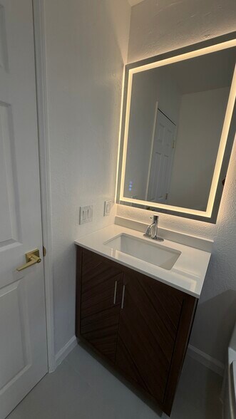 Building Photo - 10331 Lindley Ave