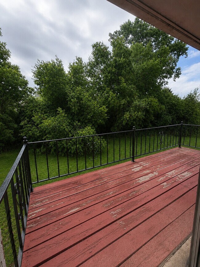Building Photo - 150 Huronview Ct
