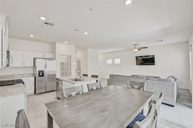 Building Photo - 498 Canary Song Dr