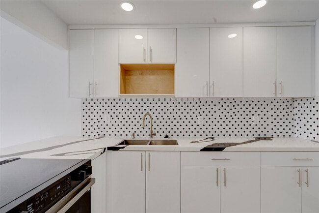 Building Photo - 3050 N Palm Aire Dr