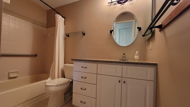 Building Photo - Desirable 2 bed/ 2 bath/1 car Condo in The...