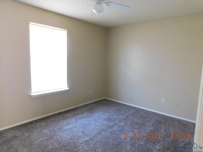 Building Photo - 605 Circle Dr