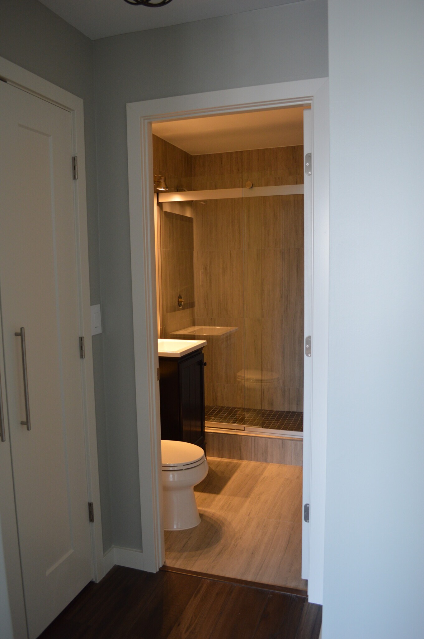 Master bathroom - 5100 N Marine Dr