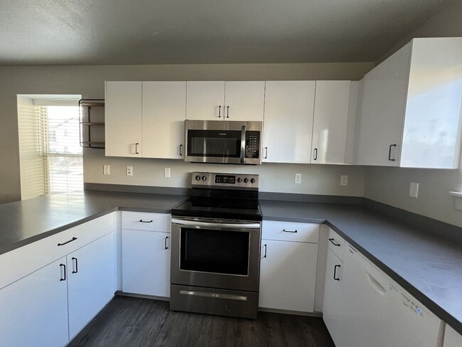 Building Photo - 2 Bedroom Pet Friendly Unit for Rent in Provo