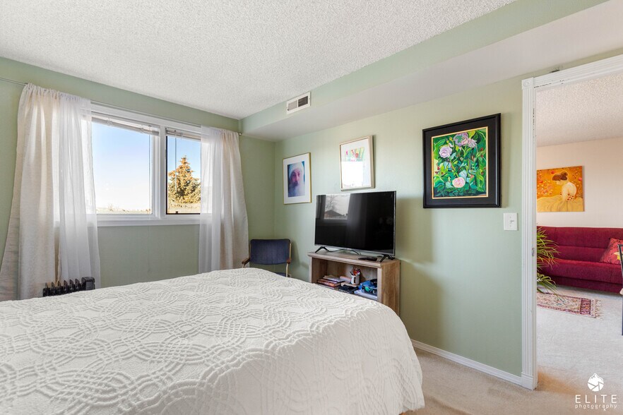 Building Photo - 9645 Independence Dr