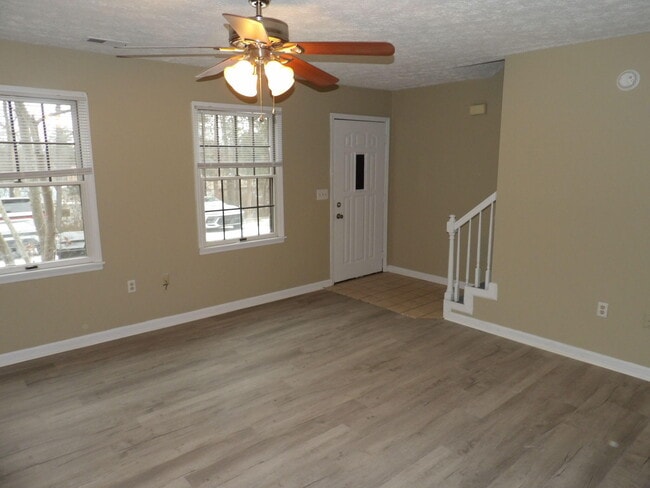 Building Photo - 244 Meadowview Dr