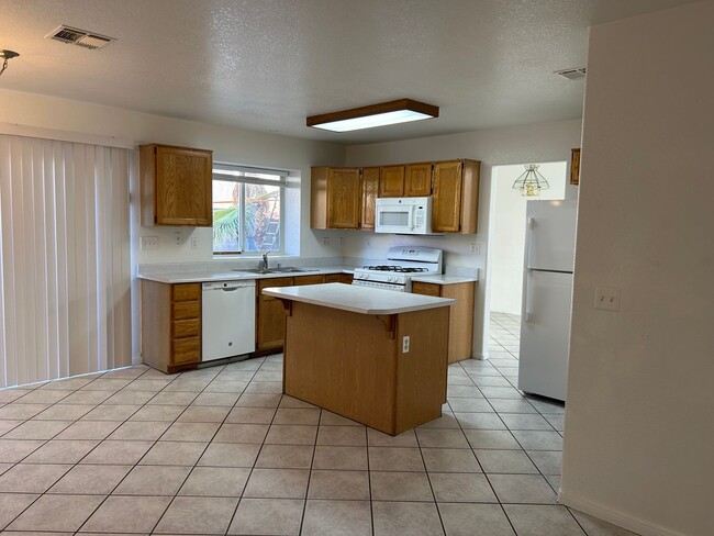 Building Photo - 4 Bedroom Pool Home