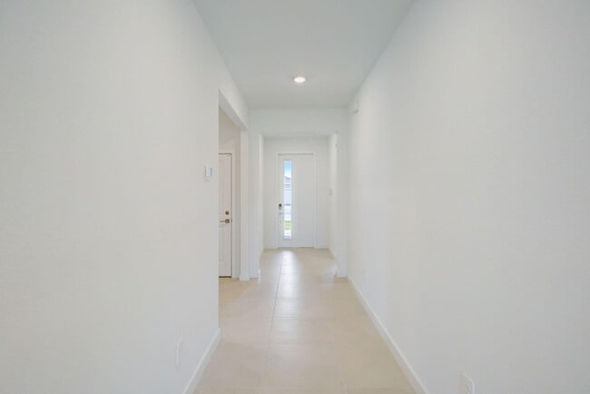 Building Photo - 5946 SE Sky Blue Cir