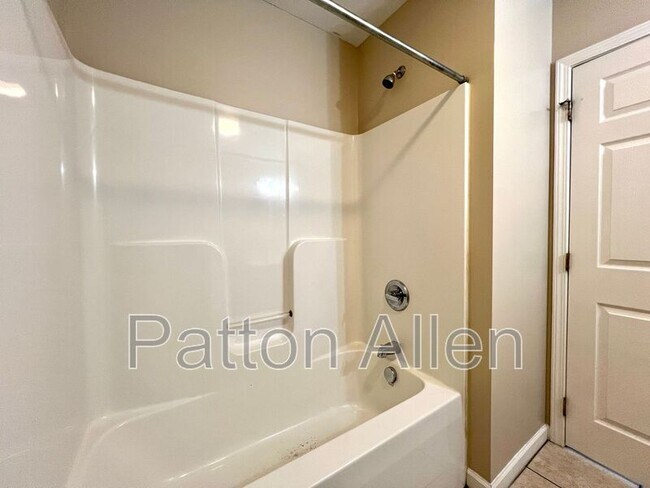 Building Photo - 4 Zell Ln