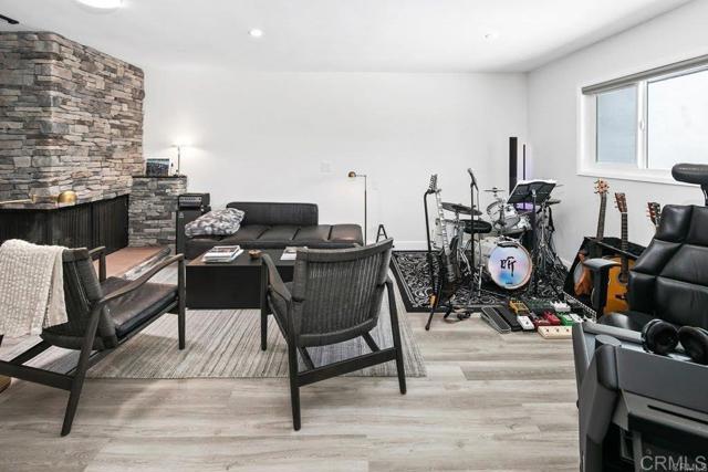 Building Photo - 6073 Avenida Chamnez