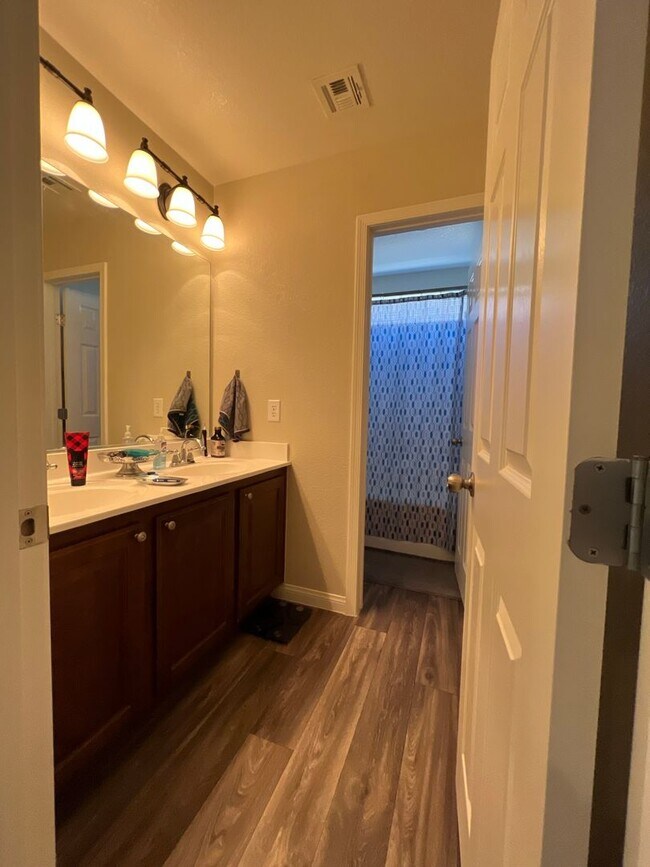 Building Photo - ABSOLUTELY AMAZING! Large 4 bedroom 2 stor...