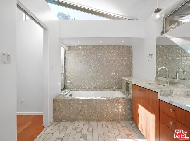 Building Photo - 1700 San Ysidro Dr