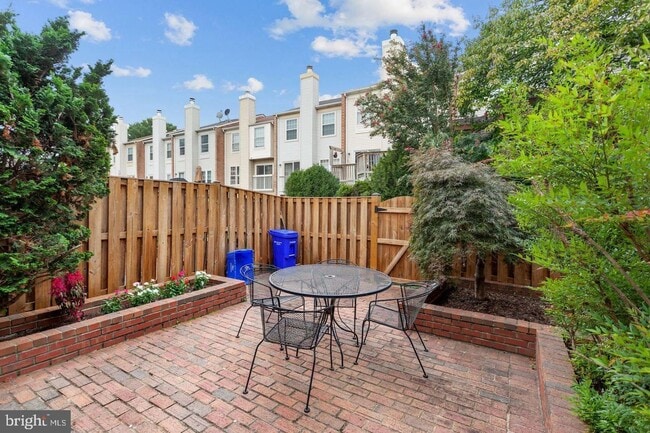 Building Photo - Townhome in Pinecrest